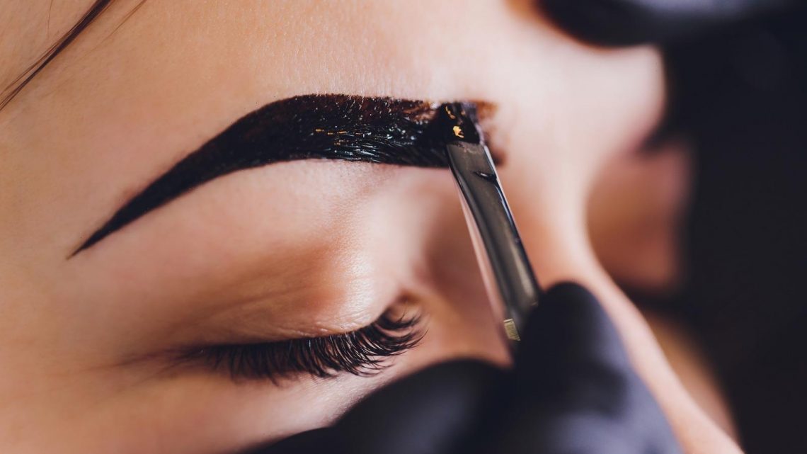 The Real Difference Between Henna Brows And Microblading