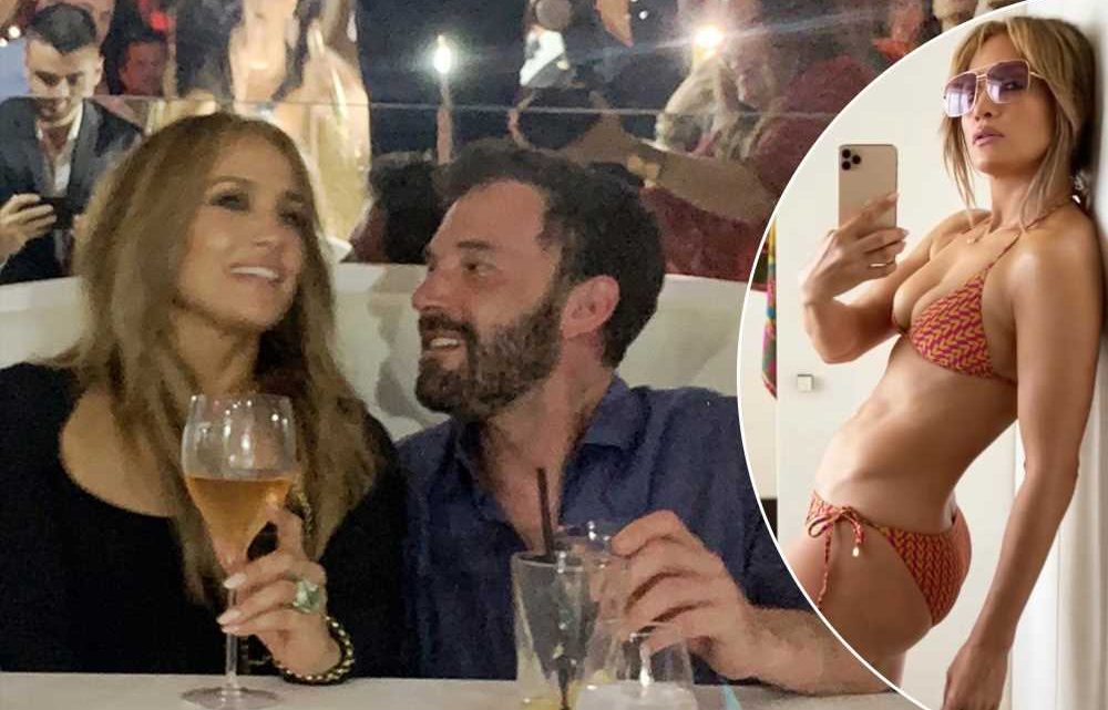 Ben Affleck shows main squeeze Jennifer Lopez some love with a booty grab