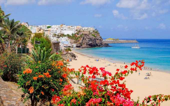 Half term Canary Islands holidays for £625pp – book a last minute break now the UK rain has arrived