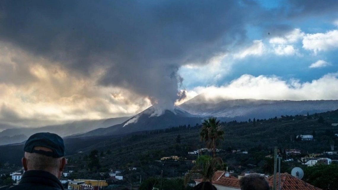 Brits 'STUCK' in Tenerife after 'flights AXED' over toxic fumes from La Palma volcano
