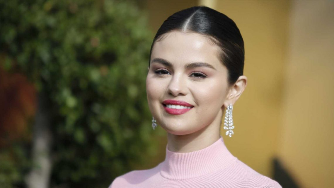 We Finally Have A Closer Look at Selena Gomez's Giant Dripping Rose Back Tattoo