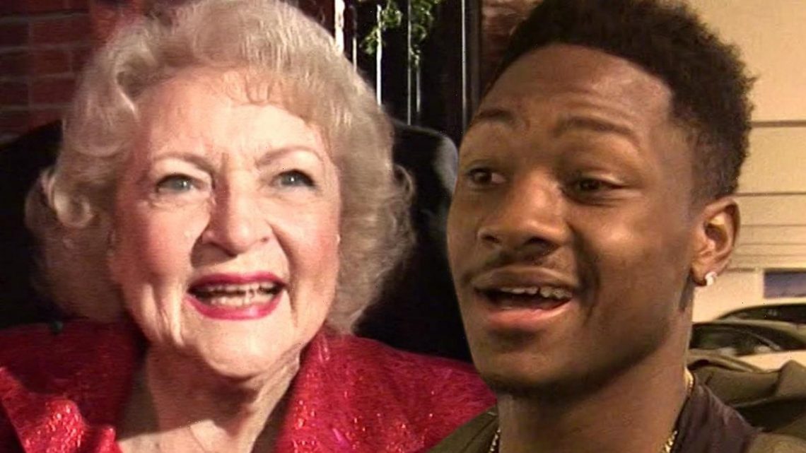 Bills WR Stefon Diggs Honors Betty White with Pregame Cleats