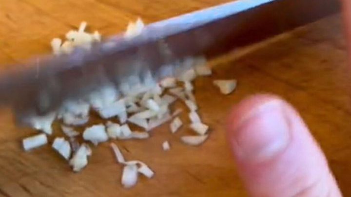 Method to mince garlic perfectly – ‘far superior to a garlic press’
