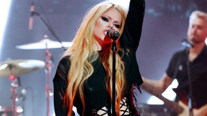 Avril Lavigne Still Has Her Outfit From the "Complicated" Music Video