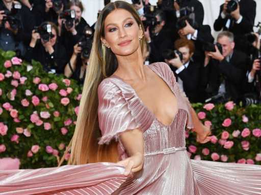 Gisele Bündchen Publicly Performed a Spiritual Cleansing Act Amid Tom Brady Divorce Speculation