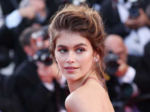Kaia Gerber Channels Her Supermodel Mom Cindy Crawford in This Glowing Topless Snapshot