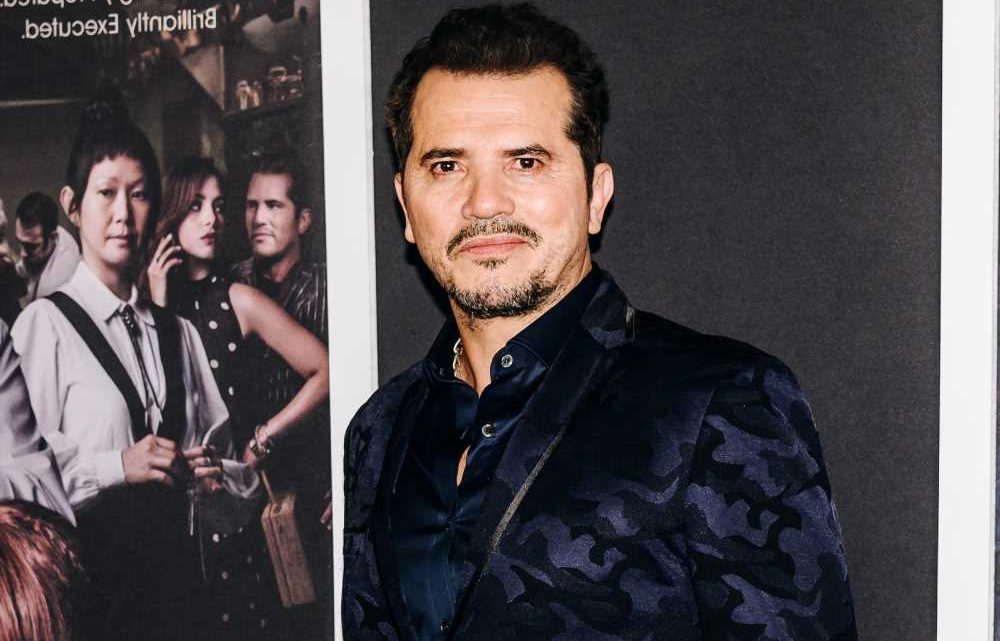 John Leguizamo pretends to cook for his guests like a real New Yorker