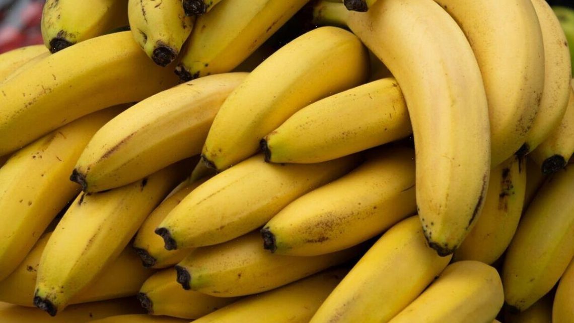 Handy food storage hack for preserving bananas