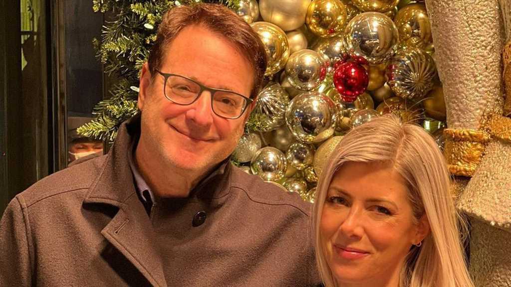 Kelly Rizzo Reflects on Last Christmas with Bob Saget on First Holiday Season After His Death
