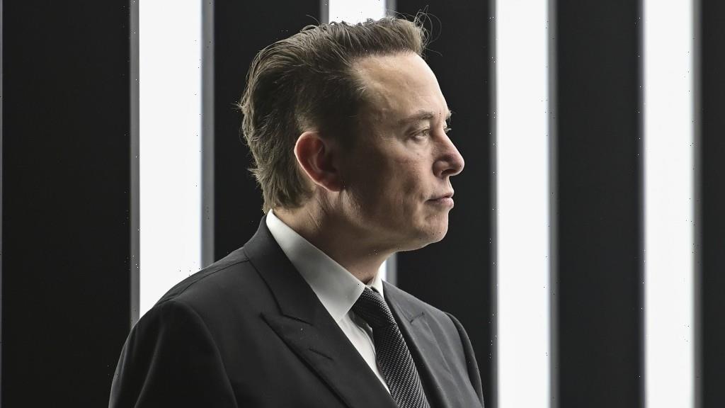 Musk Says Apple CEO Cleared Up ‘Misunderstanding’ About Twitter Potentially Being Removed From App Store