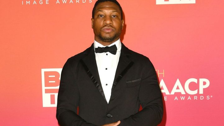 Jonathan Majors Wears ‘Freedom’ Cap as He Leaves NYC Courthouse Amid Assault Allegations