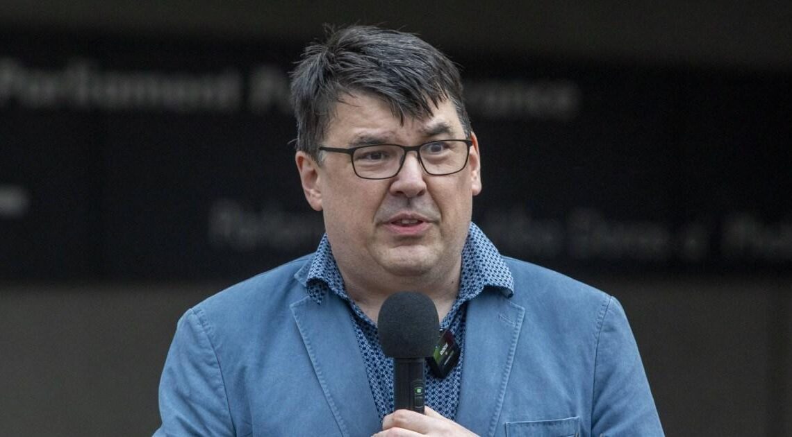 Graham Linehan performs on street after Fringe show is axed over trans views