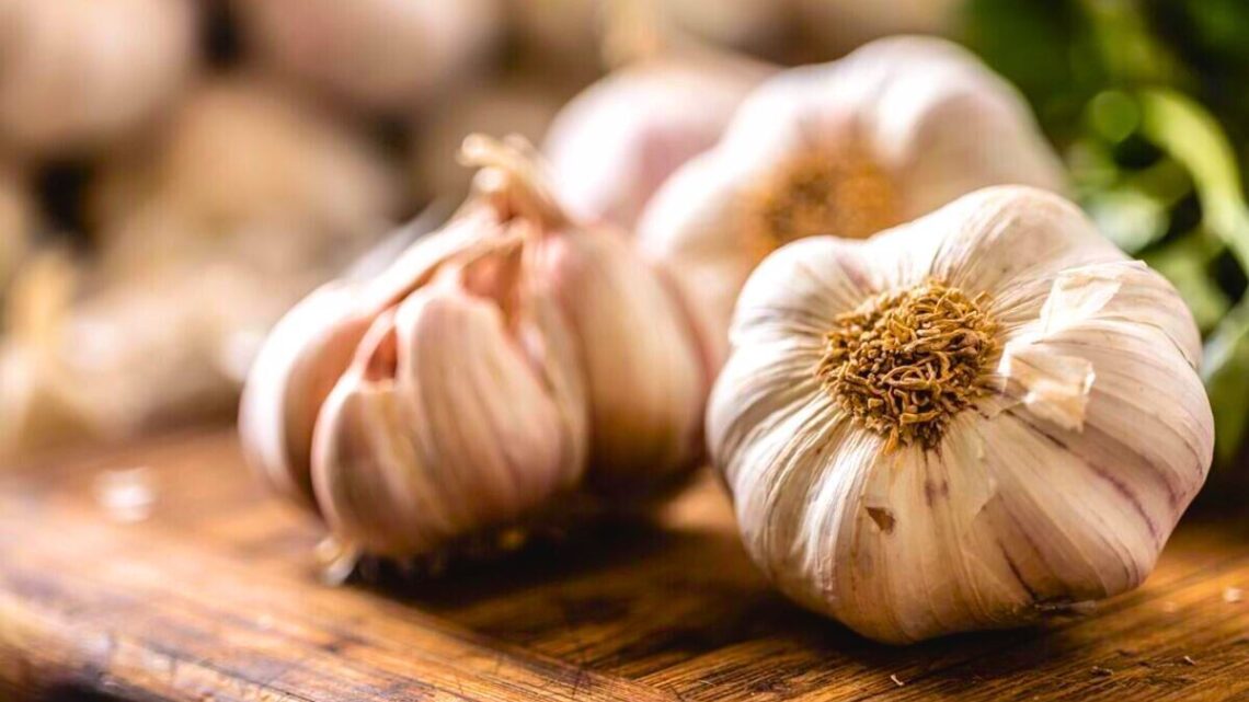 Four food storage methods to keep garlic fresh for much longer