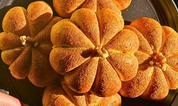 Baker shares easy’ cinnamon pumpkin bun recipe to tear into on Halloween