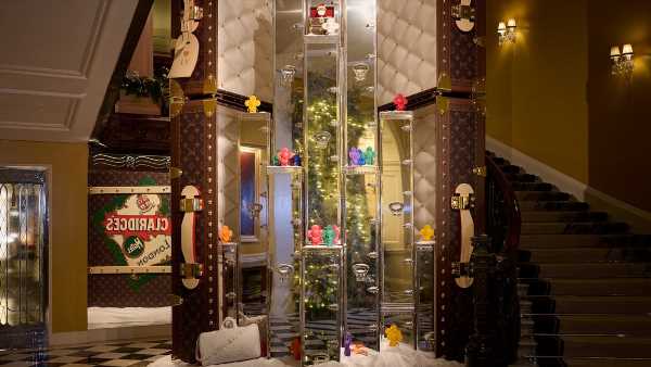 Claridge&apos;s unveils its &apos;Christmas tree&apos; – a sculpture by Louis Vuitton