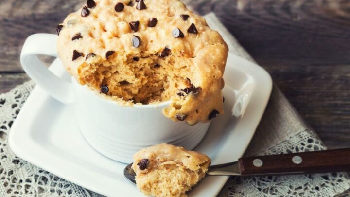 Make chocolate chip cookie cake in just 10 minutes – microwave recipe
